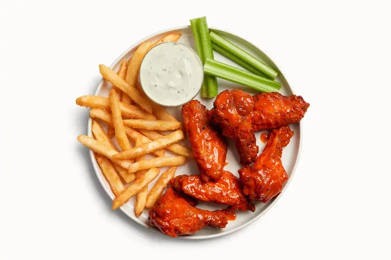 Chicken wings with Idaho fries